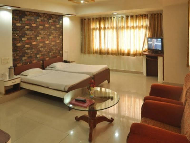 Hotel Grand Arjun Rāipur Buitenkant foto